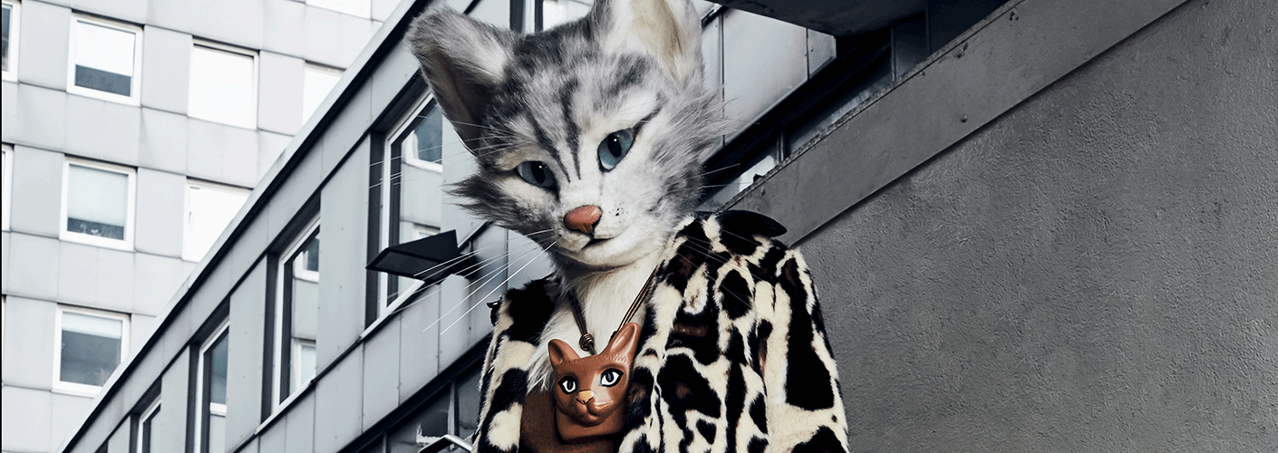 Modebloggerin Pheline von Fou de Pheline trägt ein Outfit zum Trendthema Leopardenmuster. Das Outfit besteht aus einem Webpelzmantel mit Leopardenmuster von Carven, einem hellbraunem, flauschigen Wollpullover von Bally und einer großen Halskette mit einem Katzenkopf aus Leder von Loewe.
