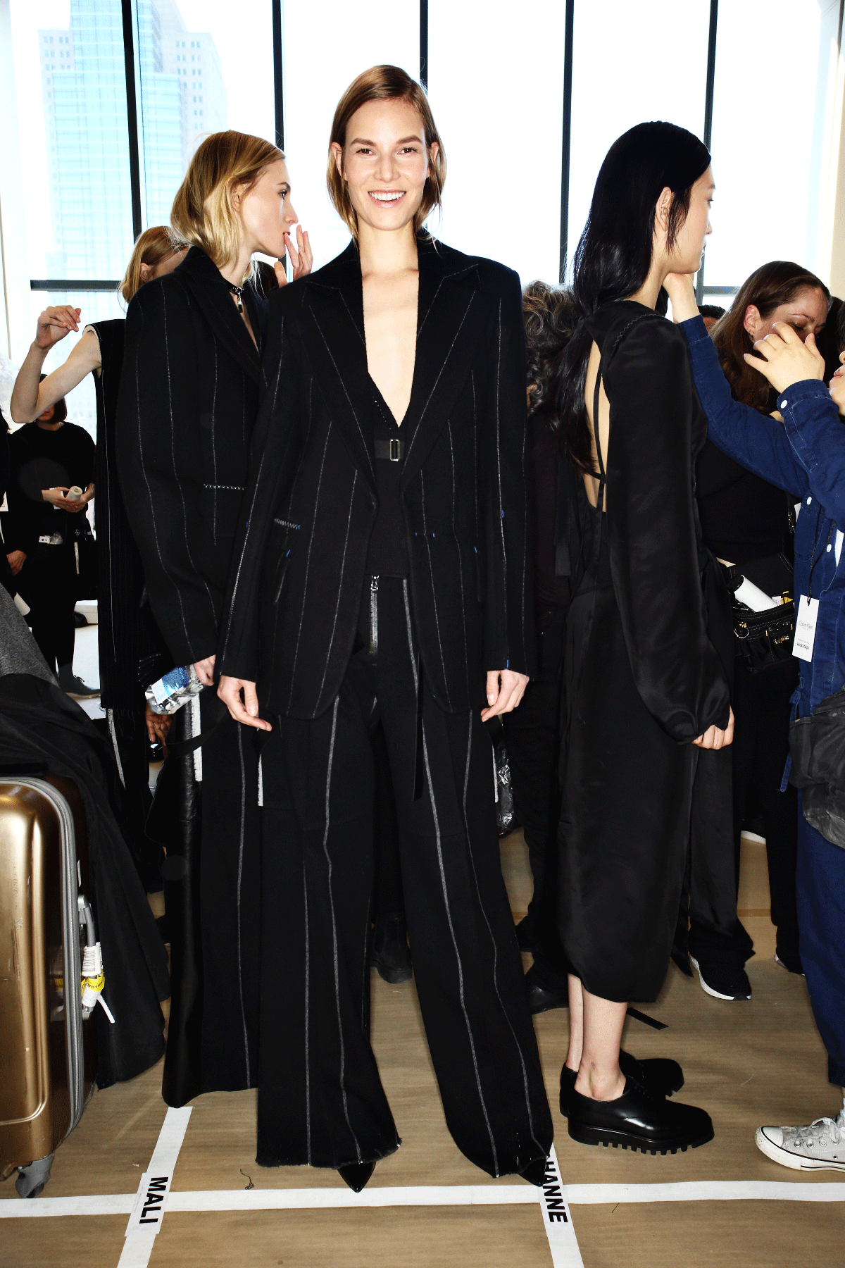 Ein Backstage Foto von der Calvin Klein Collection Herbst/Winter 2016 Schau: Das Model trägt einen Anzug mit weit ausser einander liegenden Nadelstreifen im aktuellen Business-Look.