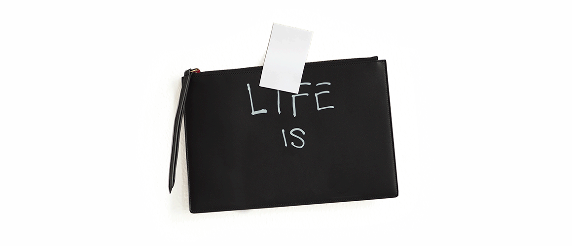 Das Header Bild zeigt eine schwarze Message Bag von Gucci mit dem Slogan 
