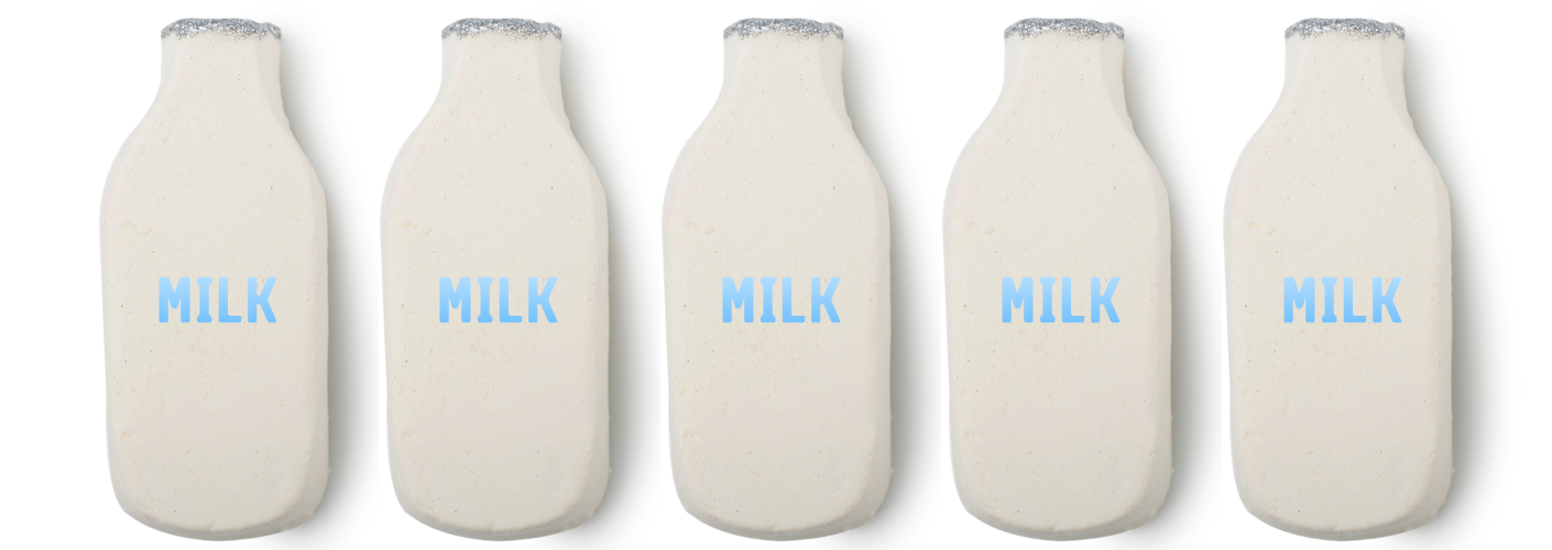Das Bild zeigt mehrere Flaschen der ‚Milky Bath Bottle’ von der Schweizer Kosmetikfirma Lush. Der Badezusatz besteht aus Sojamilch und Orangenöl und ist der perfekte Ersatz für ein klassisches Milch-Bad.