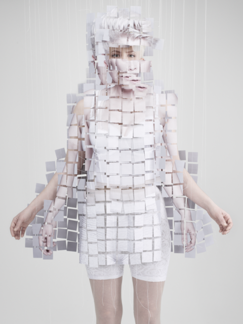 Auf dem Foto ist ein Model in einem Kleid zu sehen, das an ein Puzzle erinnert. Label: Alice Auaa. Designer: Yasutaka Funakoshi. Foto: Hiroyuki Kamo Buch: Otherworldly. © Gestalten 2016