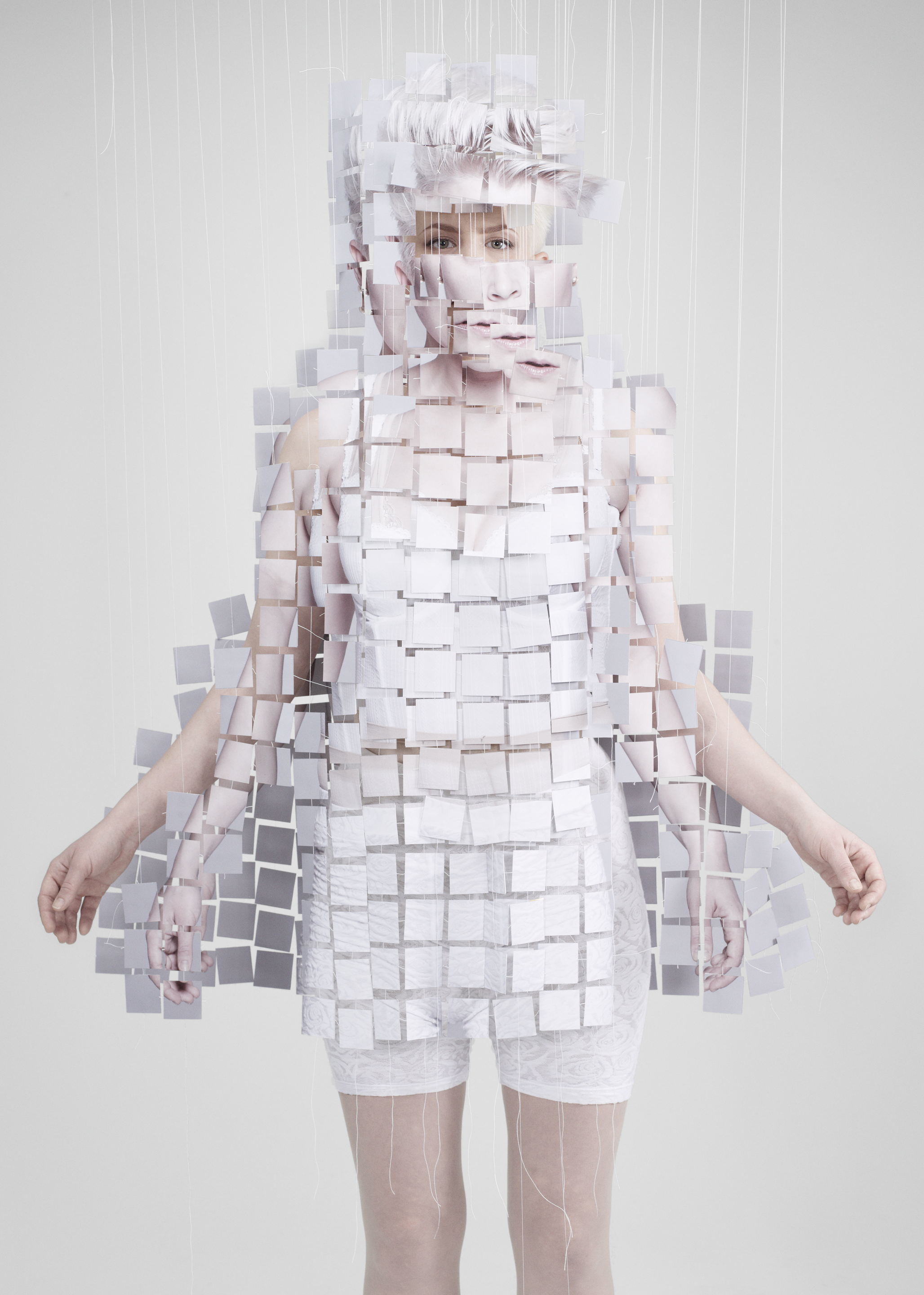 Auf dem Foto ist ein Model in einem Kleid zu sehen, das an ein Puzzle erinnert. Label: Alice Auaa. Designer: Yasutaka Funakoshi. Foto: Hiroyuki Kamo Buch: Otherworldly. © Gestalten 2016