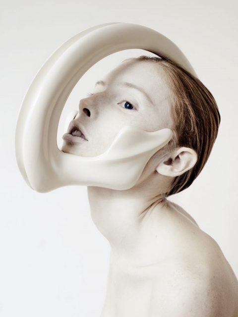 Auf dem Foto ist ein Model mit einer Keramik-Skulptur vor dem Gesicht zu sehen. Designerin: Ana Rajcevic. Foto: Fernando Lessa. Buch: Otherworldly. © Gestalten 2016