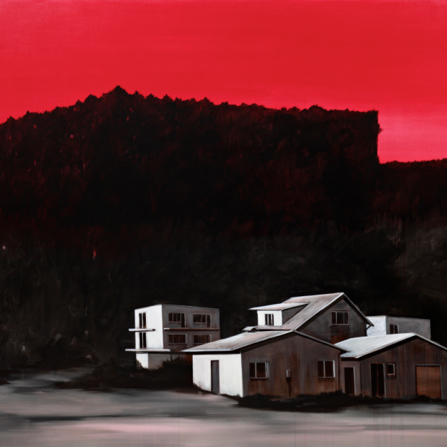 Auf dem Bild sind hell gemalte Häuser vor einem schwarzen Hintergrund mit rotem Himmel zu sehen. Artist: Roman Lipski. Title: Untitled (Red Sky). Material: Acrylic on Canvas. Size: 200 x 250 cm. Year: 2012