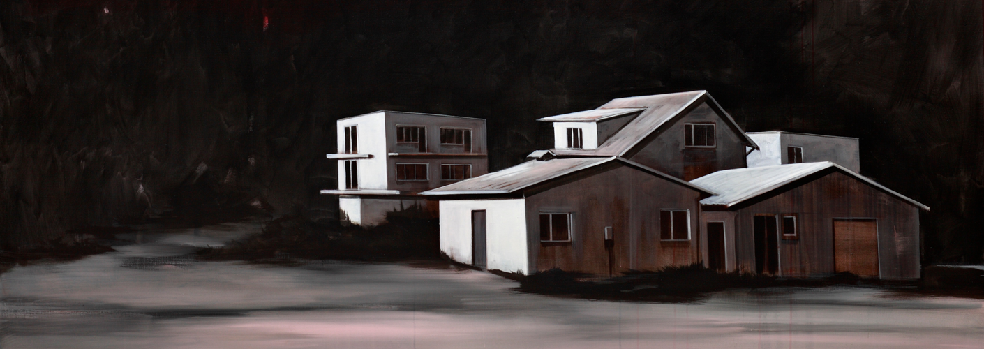 Auf dem Bild von dem Künstler Roman Lipski mit dem Titel Red Sky sind helle Häuser vor schwarzem Hintergrund zu sehen.