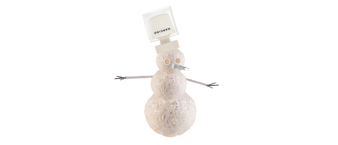 Das Bild zeigt eine Collage von einem Schneemann, die aus Winter Beauty Produkten gemacht ist.
