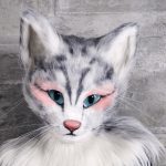 Catlady Pheline trägt rosafarbenen Lidschatten bzw. Rouge um ihre Augen bis zu den Schläfen.