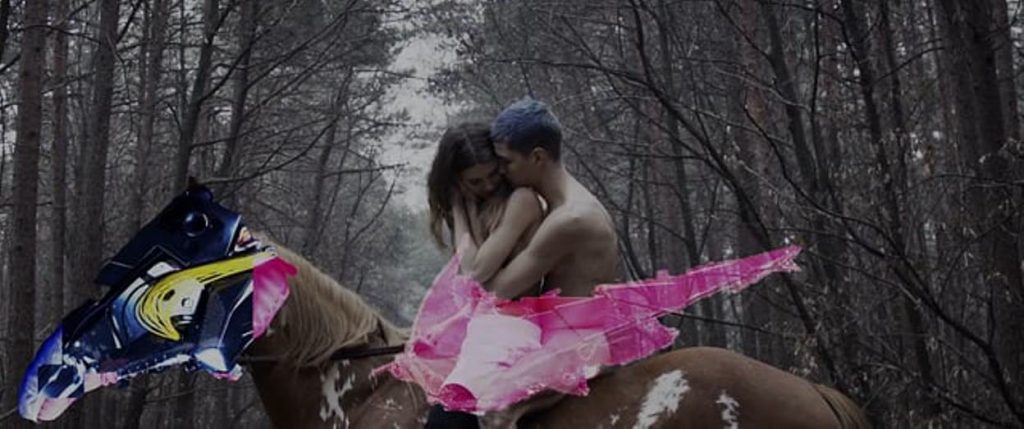 Die Collage zeigt ein nacktes Pärchen auf einem Pferd. Es ist der Teaser zum Fashion Film von Nike.