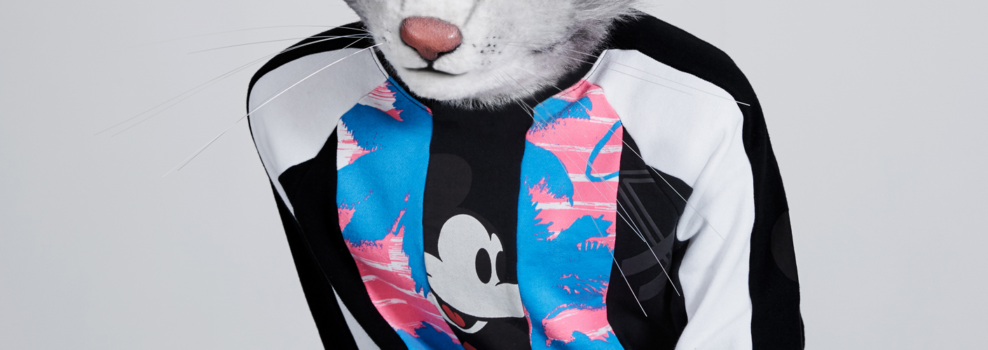 Auf dem Bild ist Katzenlady Pheline im Anschnitt zu sehen. Sie trägt einen Sweater mit Mickey Mouse Motiv von Marc Jacobs. Let`s play!zu sehen.