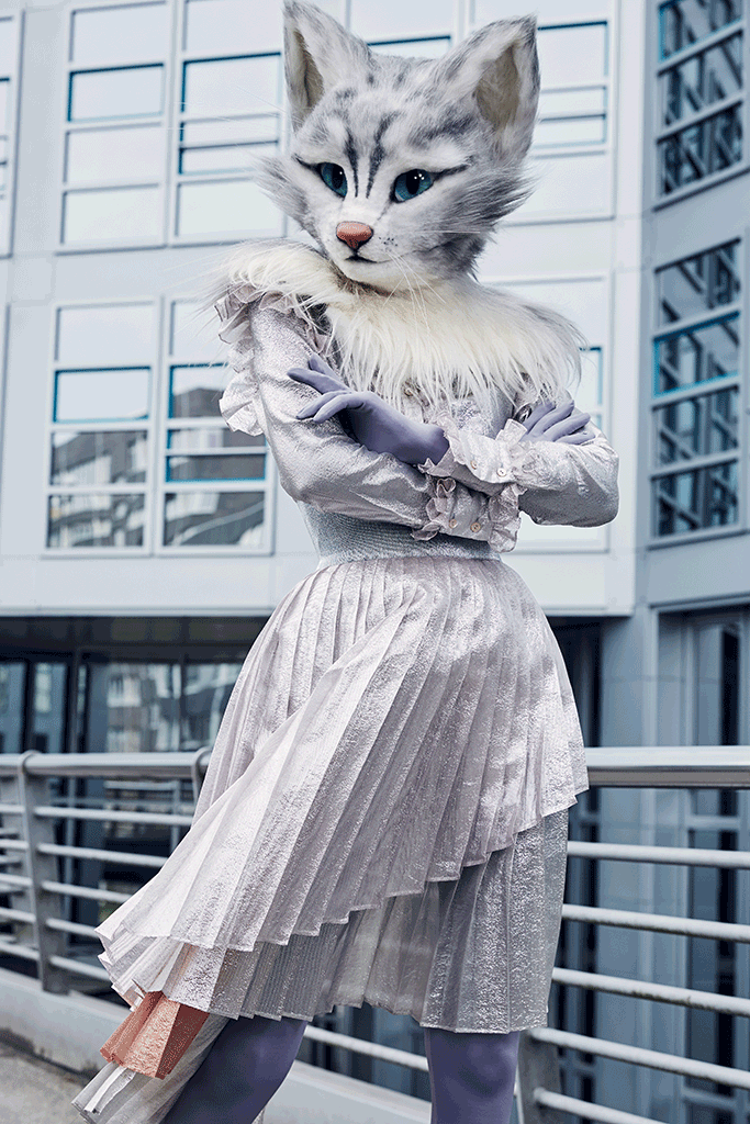 Catlady Pheline trägt ein silber metallisches Outfit von Daizy Shely.