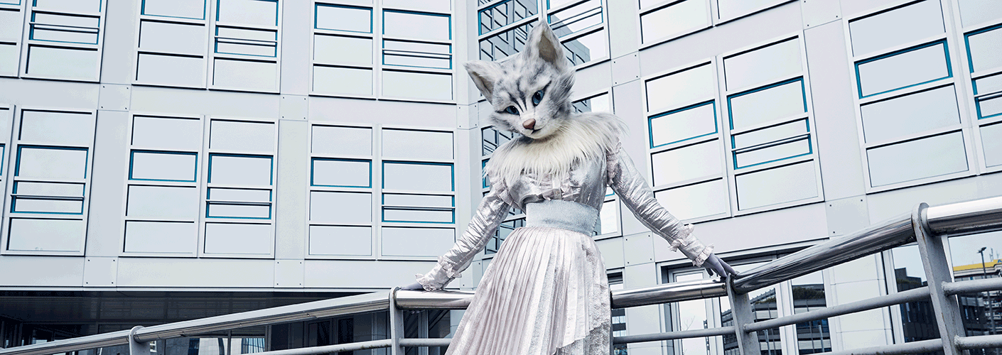 Catlady Pheline trägt ein Outfit in silber-metallic von Daizy Shely.
