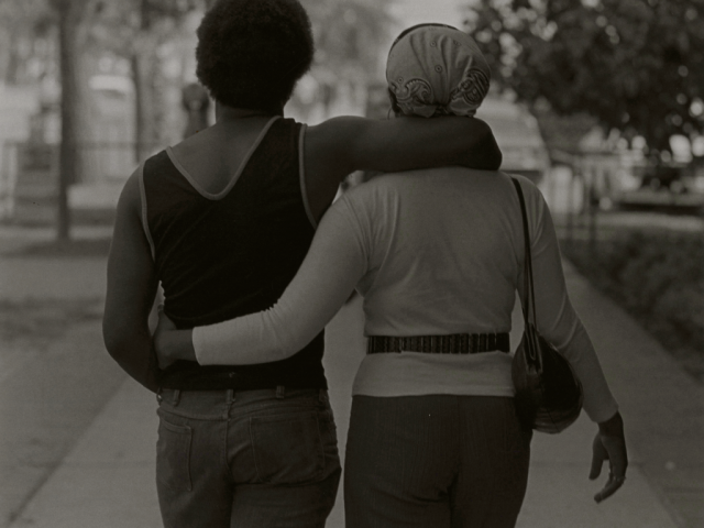 Couple Walking von Roy DeCarava, 1979, Copyright: Courtesy Sherry DeCarava and the DeCarava Archive