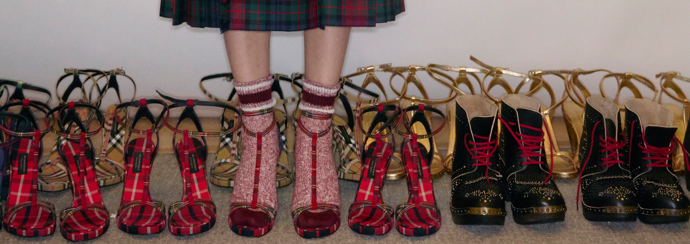 Auf dem Foto sind zei Reihen Sandaletten und Booties im Backstagebereich der Modeschau von Christopher Bailey für Burberry in London zu sehen.