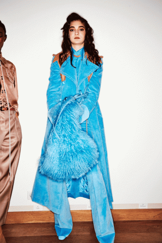 Hier sieht man ein Model im Backstage Bereich der Nina Ricci Herbst/Winter 2017 Show mit einem Outfit in der Trendfarbe Türkis.