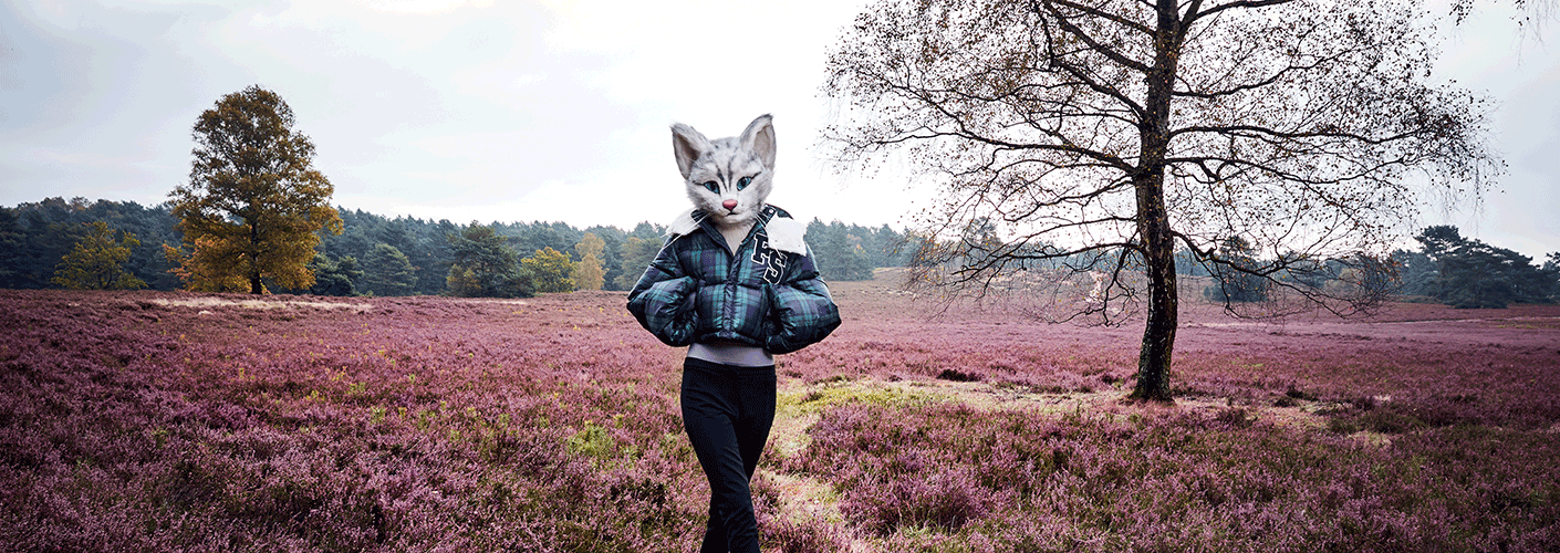 Catlady Pheline trägt eine Daunenjacke von Fenty X Puma by Rihanna und eine Steghose von Tiger of Sweden.
