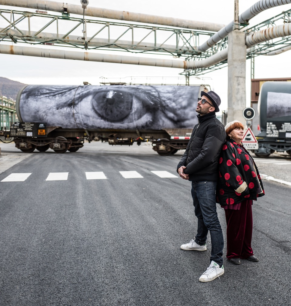 Bild aus der Dokumention "Augenblicke - Gesichter einer Reise" von und mit Agnès Varda und dem Street Artist JR.