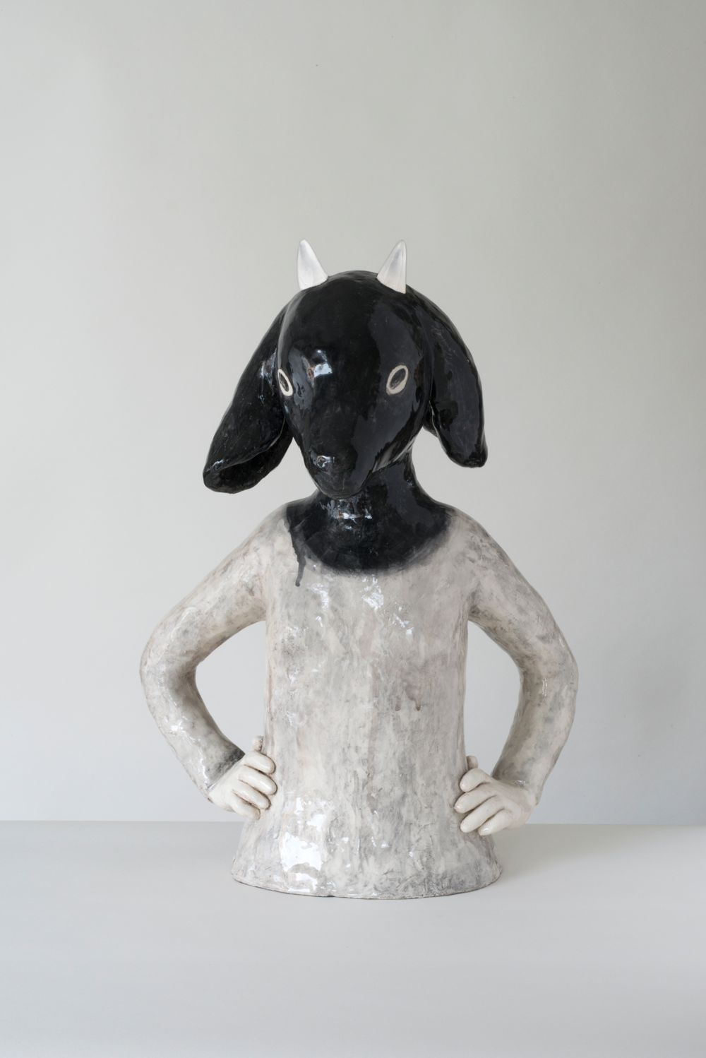 Auf dem Bild ist eine Keramik-Skulptur von der Künstlerin Clémentine de Chabaneix zu sehen. Es ist der Oberkörper eines Mädchens mit einem Ziegenkopf zu sehen.