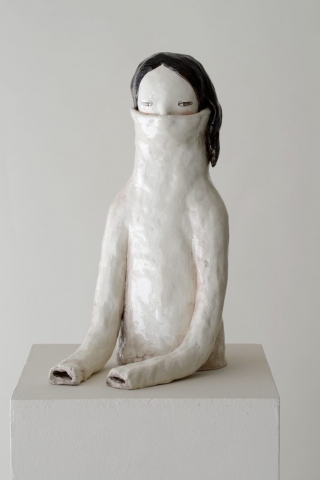 Hier handelt es sich um die Keramik-Skluptur "Frileuse" von der Künstlerin Clémentine de Chabaneix.