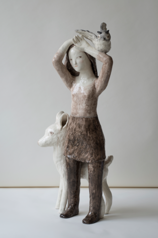 Hier handelt es sich um die Keramik-Skluptur "Le présage" von der Künstlerin Clémentine de Chabaneix.