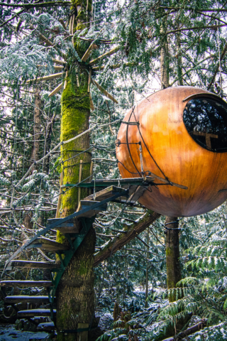 Die magische Wunderkugel namens "Free Spirit Spheres" hängt wie ein riesiges Nest zwischen den Baumwipfeln in Qualicum Bay, British Colombia in Kanada. Das Foto stammt aus dem Buch Zauberhütten und ist im Gestalten Verlag erschienen.