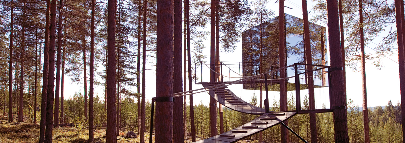 Auf dem Foto ist ein futuristisches Baumhaus in einem Wald in Lappland zu sehen. Das bild stammt aus dem Buch Zauberhütten und ist im Gestalten Verlag erschienen.