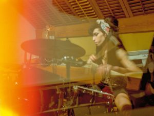 Amy Winehouse musizierend in ihrem Wohnzimmer am Prowse Place im londoner Stadtteil Camden 2008.