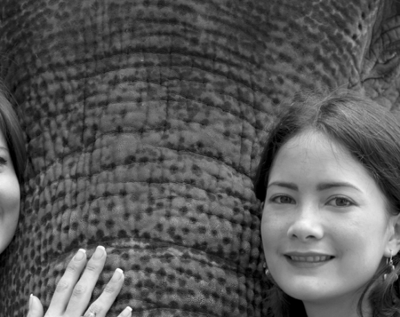 Auf dem Foto sind die Schwstern Nadia und Nancy Koch zu sehen. Sie stehen vor einem Elefanten und betreiben zusammen das Label NACH Bijoux.