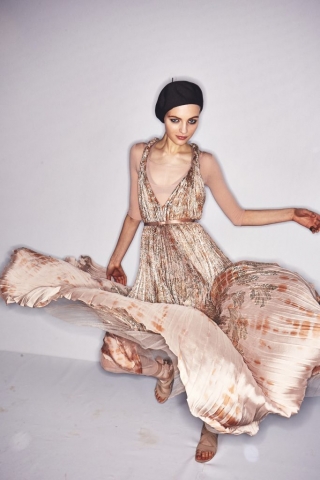 Hier sieht man ein Model im bodenlangen Plissee-Kleid aus der Frühjahr/Sommer 2019 Kollektion von Christian Dior.